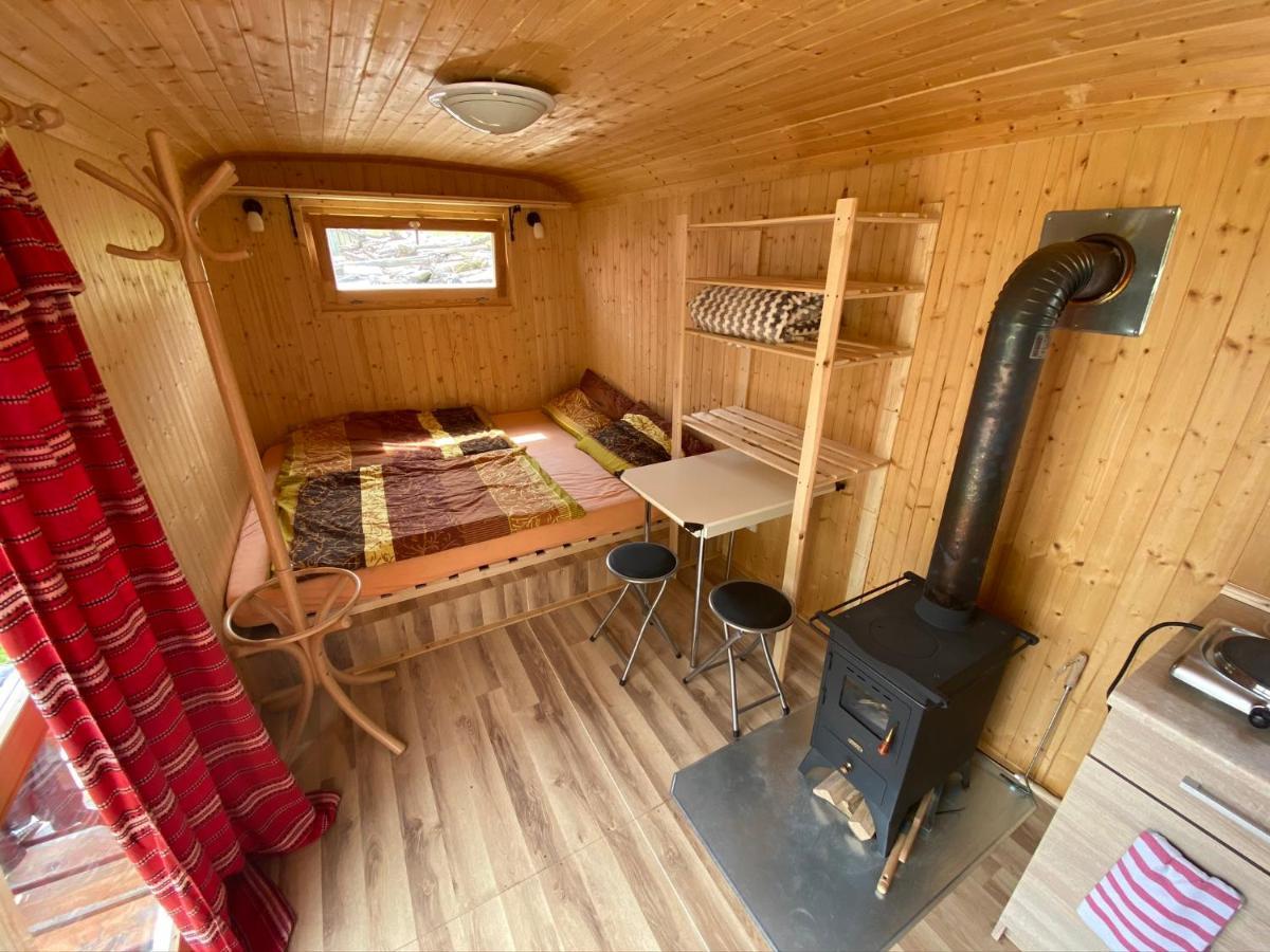 Maringotka Na Samote Na Kozi Farme Otel Pobezovice Dış mekan fotoğraf